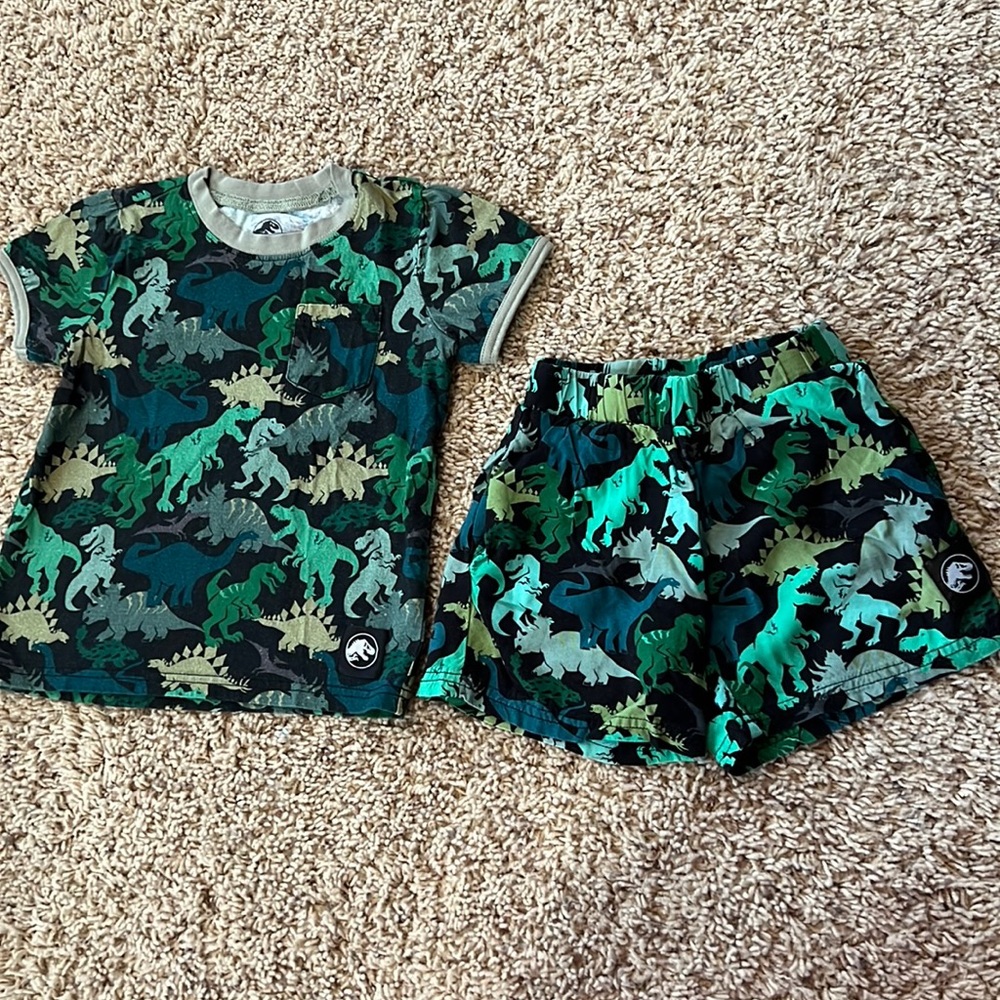 NEW & barely worn toddler boy’s 3T Jurassic World Dinosaur tee/shorts set!!